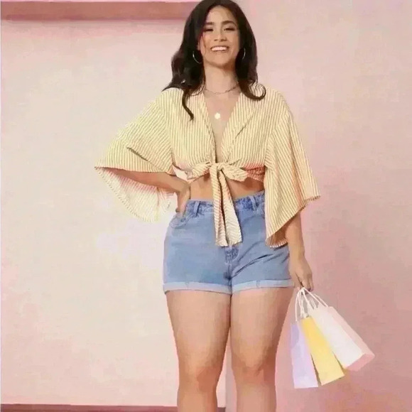 💐Striped tie front crop top - Picture 2 of 5